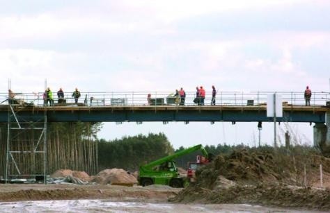 To część A 1 Toruń - Stryków, powstają tutaj 64 kilometry autostrady. W grę wchodzą ogromne pieniądze, bo cała inwestycja ma kosztować aż 5,8 mld zł