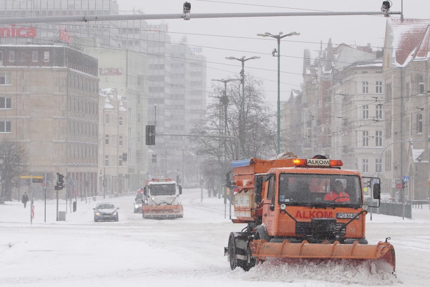 Na drogach w Poznaniu było biało mimo pracy służb drogowych....