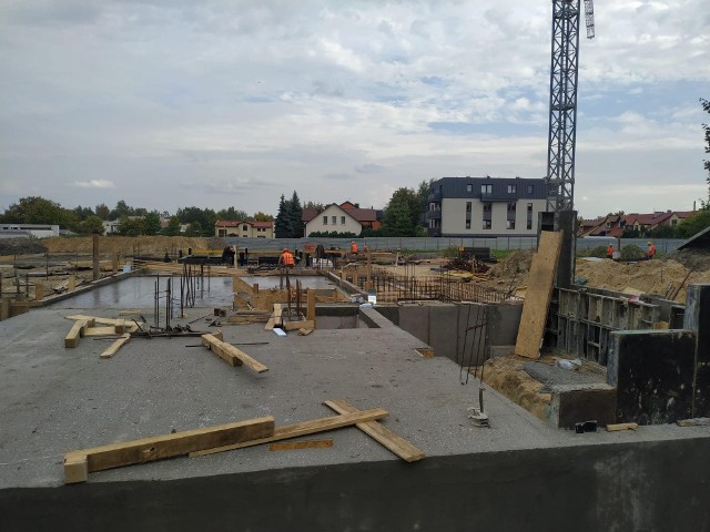 Budowa nowych mieszkań w Jędrzejowie trwa w najlepsze. Zobaczcie na kolejnych slajdach postępy w budowie od czasu jej rozpoczęcia po końcówkę października