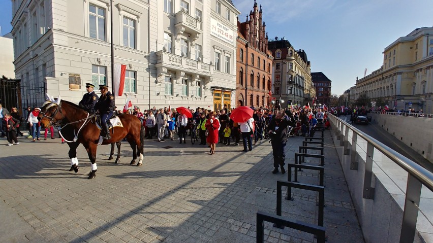 Radosna Parada Niepodległości przeszła przez Wrocław [ZDJĘCIA]