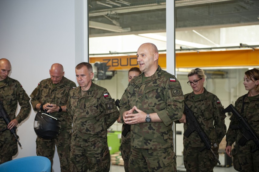 Żołnierze Wojsk Obrony Terytorialnej spotkali się z pracownikami kieleckiej firmy Formaster Group. Zachęcali do służby w wojsku