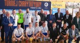 Oświęcimscy policjanci wygrali charytatywny, halowy turniej piłkarski w Wojniczu. Olkusz był trzeci. Zebrano dużo pieniędzy