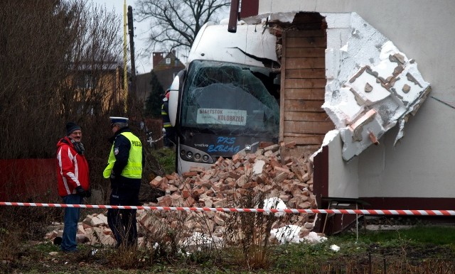 Prace przy ociepleniu budynku i malowanie elewacji - tyle jeszcze trzeba zrobić przy odbudowie kamienicy, w którą trzy miesiące temu wjechał autokar.