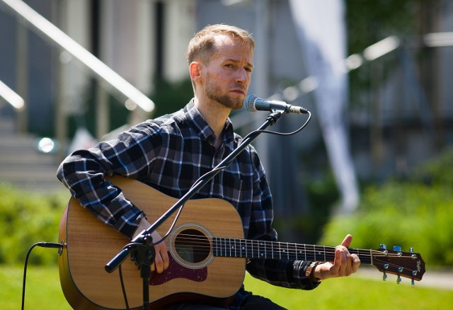 Piotr Trypus z zespołu Starsabout obiecuje, że podczas koncertu 23 czerwca, na dużej scenie opery, zespół przedstawi materiał z najnowszej płyty. To eteryczny i emocjonalny rock.