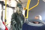 Strach przed koronawirusem: Człowiek w kombinezonie wzbudził sensację w autobusie w Dabrowie Górniczej