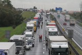 Wypadek na autostradzie A4 w kierunku Wrocławia. Samochód osobowy zderzył się z ciężarówką. Korek ma już 6 kilometrów długości