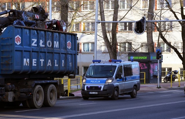 Ciężarówka ze złomem uszkodziła sygnalizację.