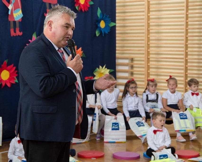 Gmina Wolbrom. Pasowanie na przedszkolaka w nowo otwartym przedszkolu w Zarzeczu 