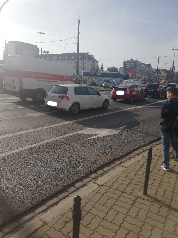 Zderzenie tramwaju z autokarem na rondzie Jagiellonów w Bydgoszczy. Były duże utrudnienia