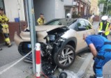 Wypadek na Sienkiewicza w Opolu. 88-letni kierowca uderzył samochodem w latarnię