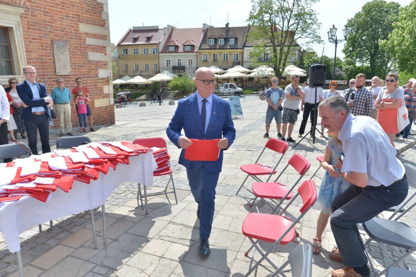 Burmistrz rozdawał flagi, czyli Święto Flagi w Sandomierzu (ZDJĘCIA)