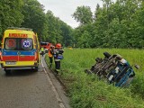 Piotrkowice-Łękawka. Dachowanie samochodu dostawczego na drodze wojewódzkiej nr 977 pod Tarnowem. Na miejscu działały służby ratownicze 