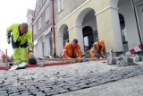 Łomża: Kończy się układanie nowej nawierzchni uliczek na łomżyńskiej starówce