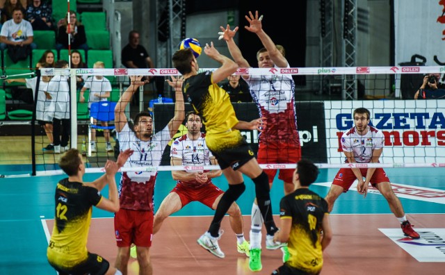 Łuczniczka (biało-czerwone stroje) i Skra grały ze sobą przed sezonem. Bydgoszczanie przegrali wtedy 0:3