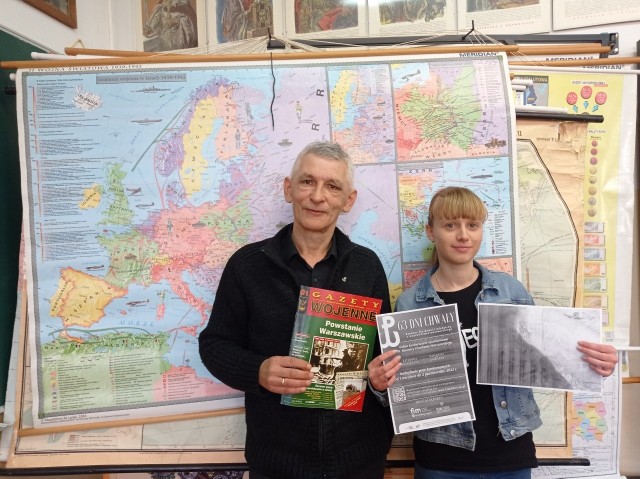 Wyróżniona uczennica, Nina Wolska wraz ze swoim nauczycielem historii Jackiem Malickim.
