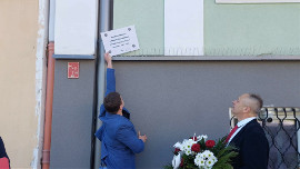 Działacze Lewicy zawiesili symboliczną tabliczkę w centrum