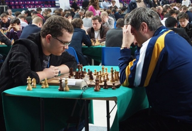 Wojciech Moranda (z lewej) wystartuje na początku marca w Międzynarodowym Turnieju Szachowy w Cappelle la Grande we  Francji.