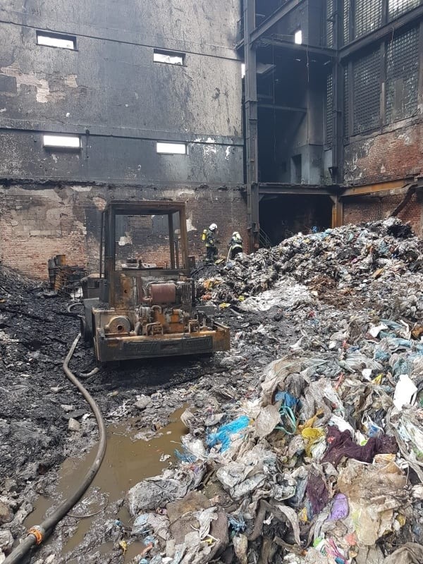 Pożar cukrowni w Chybiu: płonęły śmieci, strażacy jeszcze dzisiaj dogaszali ogień, a widok po pożarze jest szokujący (ZDJĘCIA)
