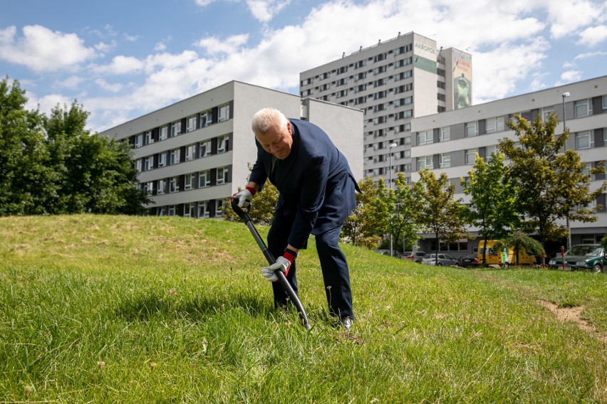 Rektor AGH prof. Tadeusz Słomka symbolicznie wbił łopatę pod...