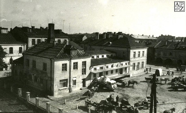 Lata 60. ubiegłego wieku. Zamojski Rynek Solny - przed mleczarnią. Skan z tzw. stykówki (autor Jerzy Filcek). Album przekazany do APZ przez prof. Jerzego Pawlickiego z Krakowa.