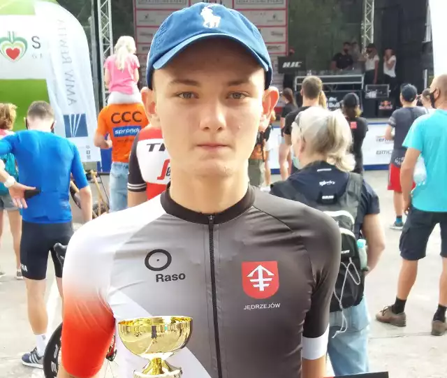 Staszek Wojtasik z Jędrzejowa zadebiutował w amatorskim wyścigu kolarskim Tatra Road Race rozgrywanym w Zakopanem. 16-latek zajął 3 miejsce w swojej kategorii wiekowej.