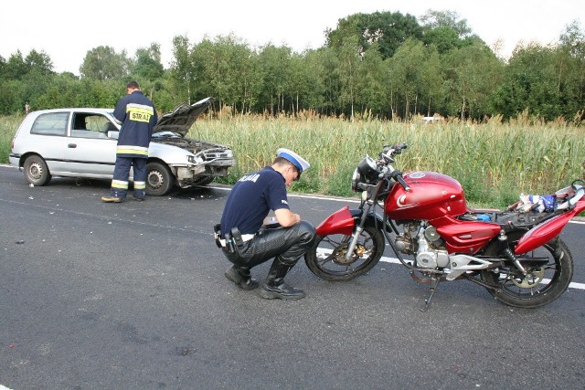 Śledczy wyjaśniają okoliczności śmiertelnego wypadku z udziałem motorowerzysty.