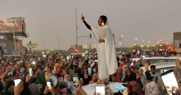 Protesty w Sudanie przeciwko skazaniu 20-letniej Amal na ukamienowanie za rzekome cudzołóstwo.