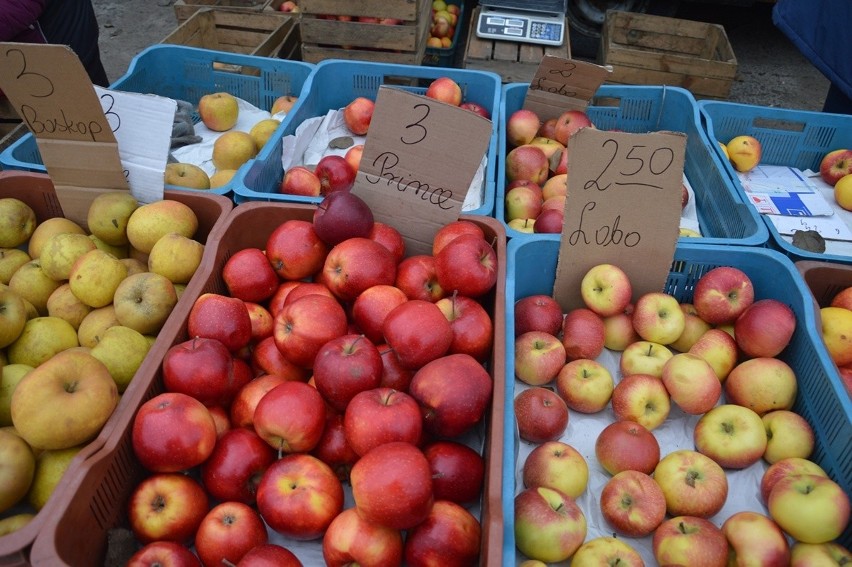Ceny owoców i warzyw na stalowowolskim targu. Po ile ziemniaki, jabłka i cebula?