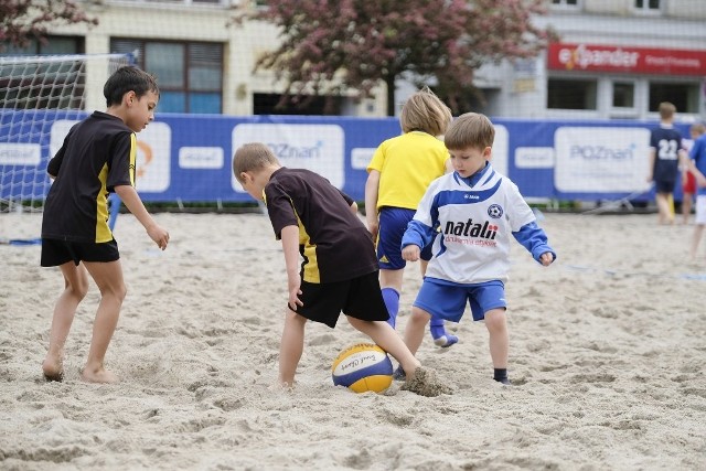 W czwartkowym turnieju skrzatów na Lotto Plaży Wolności zagrały dzieci reprezentujące 13 zespołów złożonych z piłkarek i piłkarzy urodzonych w roku 2012 i młodszych. Emocji było co niemiara, była radość i smutek, ale przede wszystkim doskonała zabawa, tym bardziej, że nie było żadnej klasyfikacji, presji wyniku. Zobacz następne zdjęcia --->