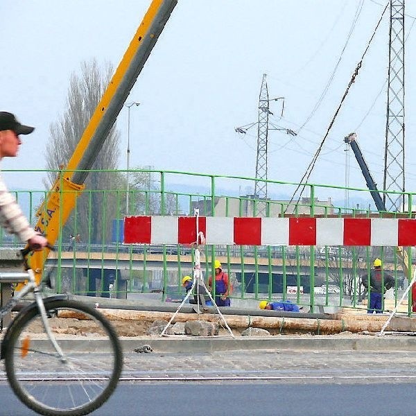 Chodnik będzie rozkopany do chwili  połączenia wiaduktu z Drogą Łąkową