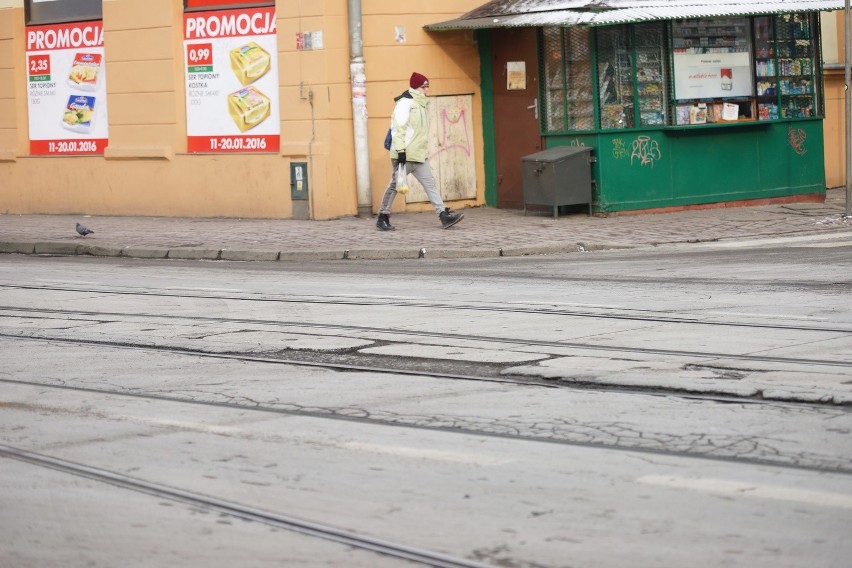 Kraków. W torowisku na ulicy Starowiślnej zaczął się wykruszać asfalt