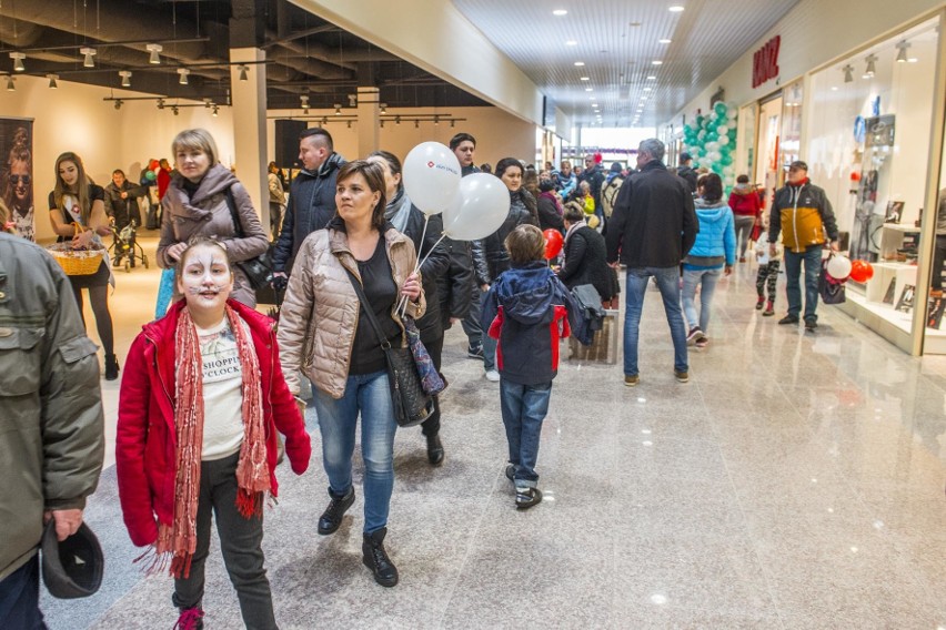 Radom. Tłumy na otwarciu Centrum Handlowego Przy Struga