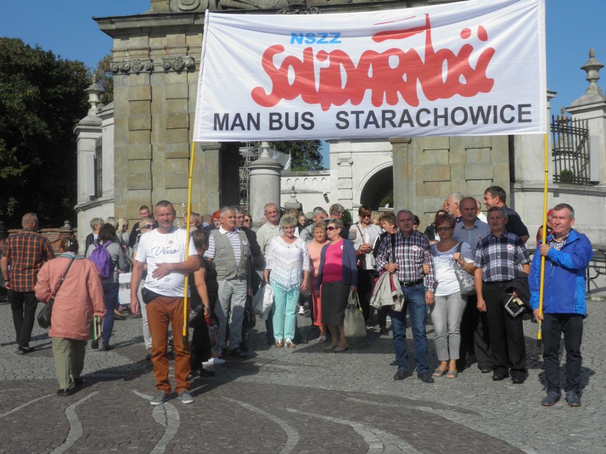 Starachowicka delegacja przed wejściem na teren klasztoru na...