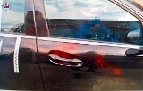 Mercedes czerwony ze wstydu w Puławach. Seniorka chciała nauczyć kierowcę prawidłowego parkowania. „Kobieta pomalowała go farbą w sprayu”