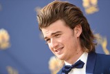 "Stranger Things". Joe Keery zmienił fryzurę i wprawił fanki w osłupienie! 