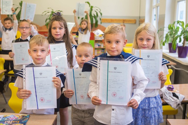 Każdy uczeń z SP9 w Słupsku otrzymał świadectwo z paskiem. To inicjatywa wychowawców.