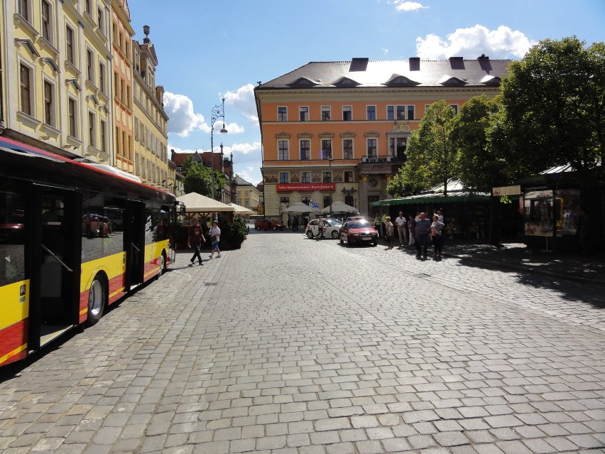 Wrocławianie oglądali nowy autobus. Co sądzą o Solarisach? (ZDJĘCIA)