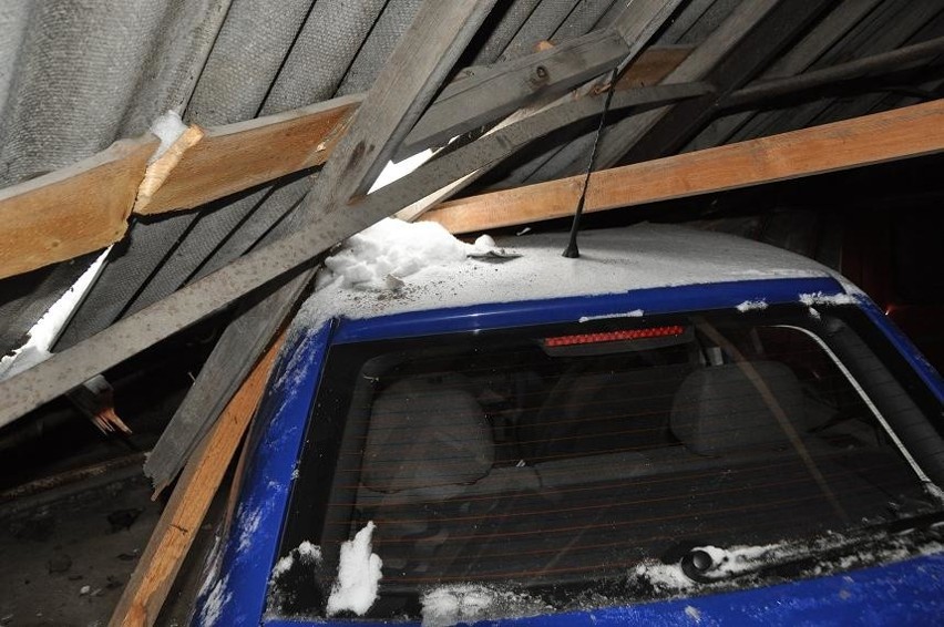 Dach, który nie wytrzymał naporu śniegu uszkodził dwa samochody