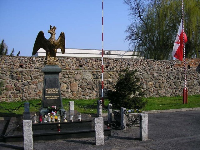 Samorząd uczcił pamięć ofiar katastrofy smoleńskiej opuszczeniem flagi przy pomniku Chwały Oręża polskiego