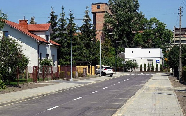 Na ulicy Tkackiej jest teraz nawierzchnia asfaltowa, chodniki z kostki brukowej i zjazdy do posesji.