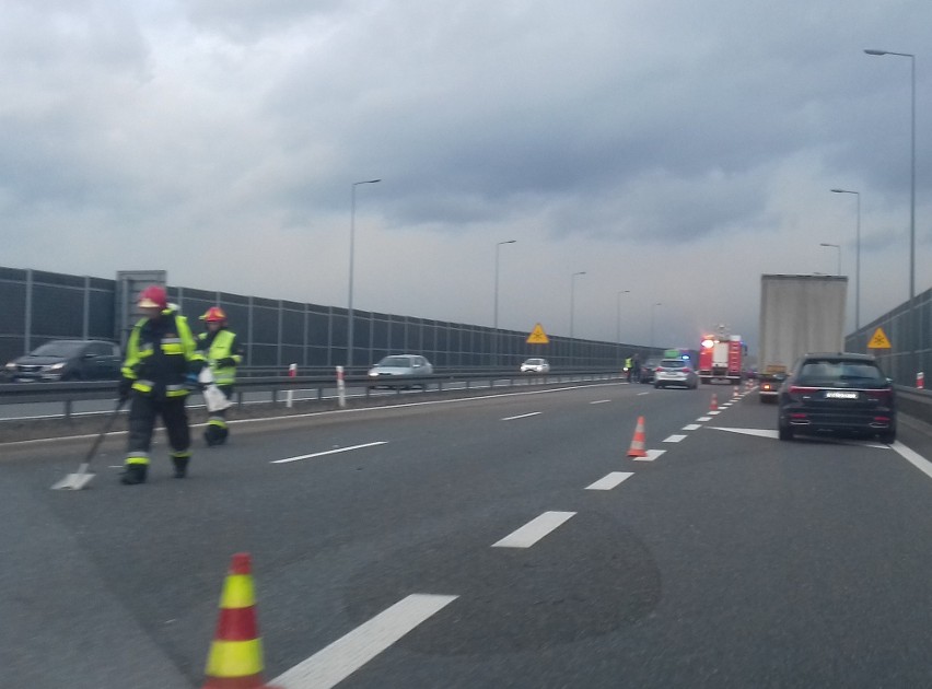 Autostrada A4. Zderzenie samochodu osobowego i ciężarówki obok MOP Kłaj w Stanisławicach - zobacz zdjęcia