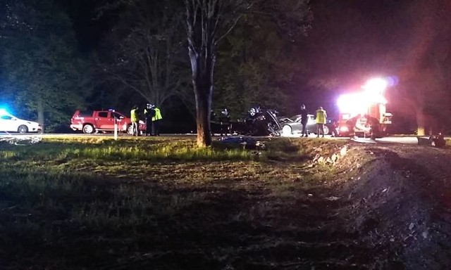 Nie żyje 26 -letni kierowca saaba, który w niedzielę w nocy zderzył się ze skodą w Reblinie na krajowej szóstce. Kierowca skody i jego żona pozostają w słupskim szpitalu.