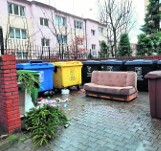 Przepełnione kontenery i bałagan wokół śmietników w Słupsku. Pracownicy PGK tłumaczą