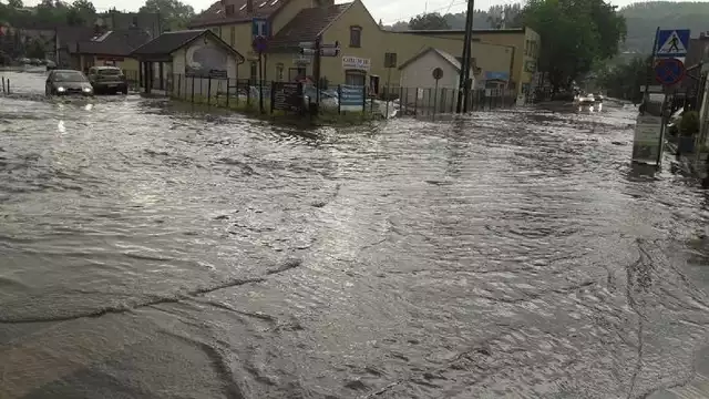 Tak wygląda centrum Wieliczki po nawałnicach i mocnych ulewach. Takie zagrożenia ma zminimalizować program ochrony miasta przed powodzią. W ramach inwestycji za prawie 30 mln w Wieliczce powstaną m.in. kanał ulgi oraz zbiorniki retencyjne