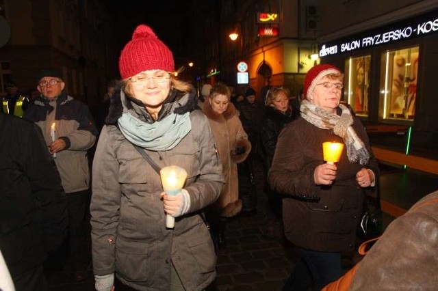 Wierni przeszli procesją z kościoła oo. Franciszkanów na mszę św. do katedry.