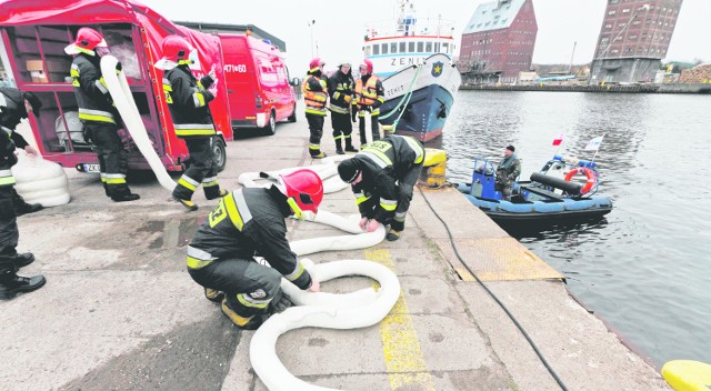 By zabezpieczyć miejsce skażenia, do kołobrzeskiego portu skierowano cztery zastępy straży pożarnej. Byli ratownicy chemiczni oraz motorówka.