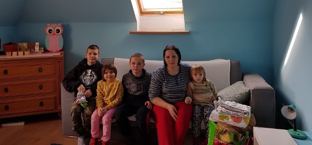 Daniło, Andriej, Kofija, Masza i mama Raja - rodzina, kt&oacute;ra znalazła schronienie pod dachem Bogusławy Jaworskiej.