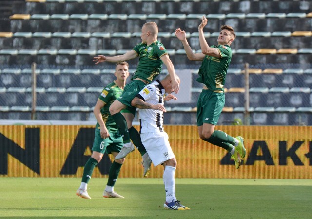 W ostatnim meczu sezonu Fortuna I Ligi Olimpia Grudziądz zremisowała 0:0 z Sandecją Nowy Sącz. Ten wynik zdecydował o spadku biało-zielonych do II ligi.Grudziądzanie nie wykorzystali ogromnej szansy na utrzymanie. Najskromniejsza wygrana powodowała, że zostaliby na zapleczu PKO Ekstraklasy. Najlepszą okazję zmarnował Ricky van Haaren, który nie wykorzystał rzutu karnego. To roku gry w I lidze biało-zieloni znowu wracają do II ligi.Na kolejnych stronach zdjęcia z meczu>>> 