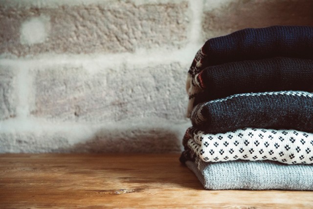 Nie wyrzucaj starych swetrów, zrób z nich coś nowego. Wystarczy odrobina kreatywności i piękne, jesienne ozdoby do domu gotowe.