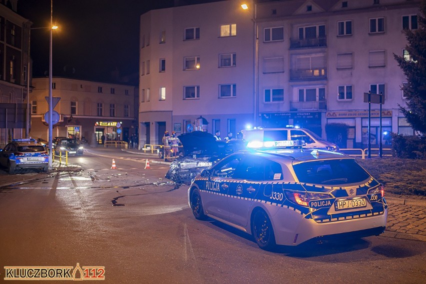 Nocny pościg ulicami Kluczborka. Policjanci staranowali radiowozem uciekające audi